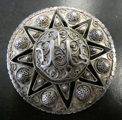 une boucle de ceinture en argent ornée d'un motif en forme d'étoile
