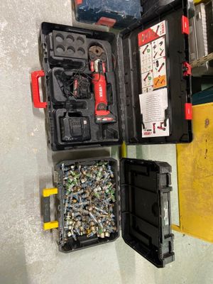 de nombreux outils dans la mallette accrochée au mur