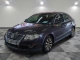 une photo d'une Volkswagen Passat bleue garée dans un garage