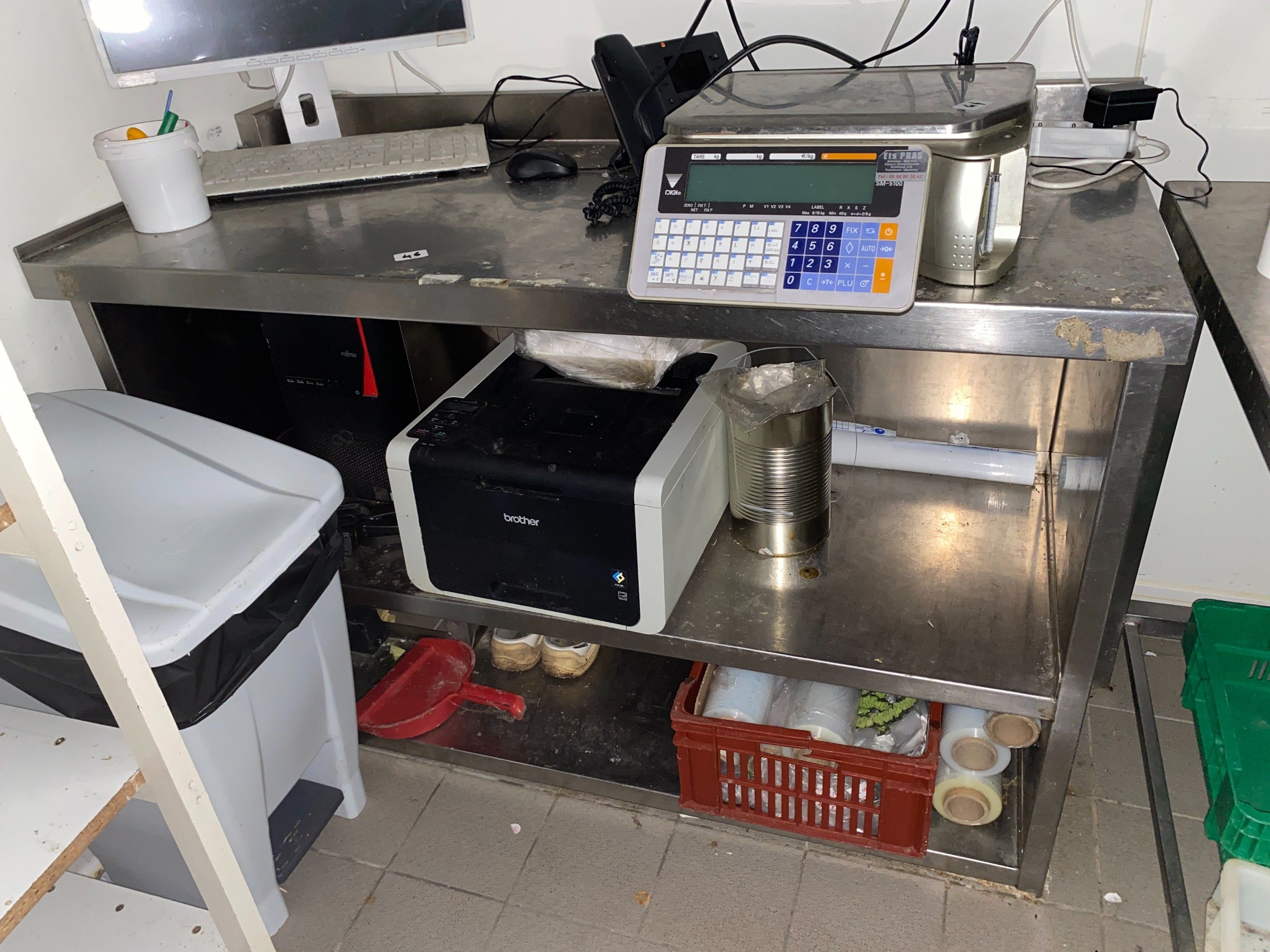 Un rangement bas en inox Dimensions : 87 x 140 x 65 cm envir…
