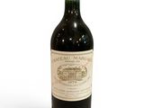 une bouteille de vin rouge sur fond blanc