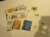 beaucoup de timbres posés sur une table