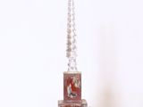 une petite horloge posée sur une table blanche