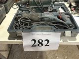 une table sur laquelle sont posés de nombreux outils