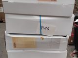boîtes empilées les unes sur les autres sur une palette dans un entrepôt