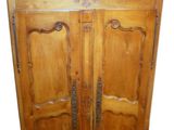 une image représentant une armoire en bois à deux portes et un tiroir