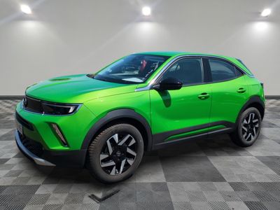 un SUV Chevrolet C-HR vert de 2021 garé dans un garage