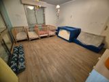une photo d'une chambre de bébé avec un berceau et un lit de berceau