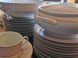 beaucoup d'assiettes et de tasses sur la table
