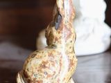 une petite statue représentant un lapin assis sur une table
