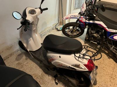 deux motos garées l'une à côté de l'autre dans une pièce