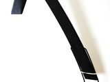 une lampe noire posée sur une table en bois