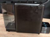 une cafetière noire posée sur une table en bois