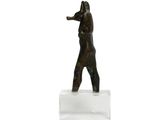 une statue représentant un ours debout sur un socle