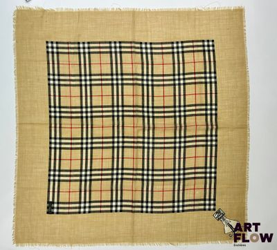 une écharpe à carreaux Burberry, avec un motif à carreaux noirs et rouges