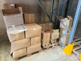 de nombreux cartons empilés sur des palettes dans un entrepôt