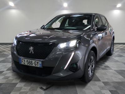 la voiture grise est garée dans le garage sur le sol en damier
