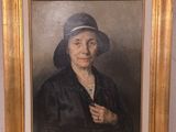 portrait d'une femme portant un chapeau noir et un manteau noir