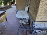 une table et des chaises sur la terrasse à l'extérieur de la maison