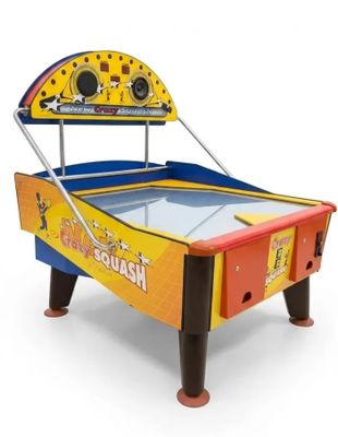 un gros plan d'une table sur laquelle se trouve un jeu