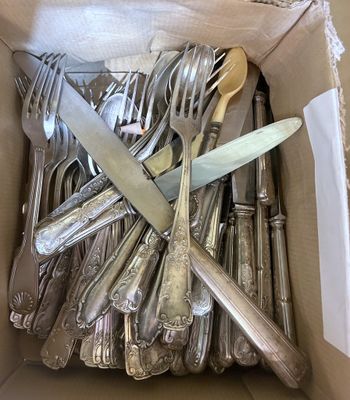 une boîte remplie d'argenterie contenant un couteau et une fourchette
