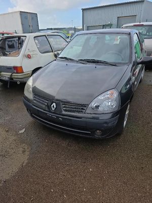 une voiture noire garée dans un parking, à côté d'autres voitures
