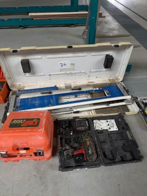 une boîte à outils posée par terre