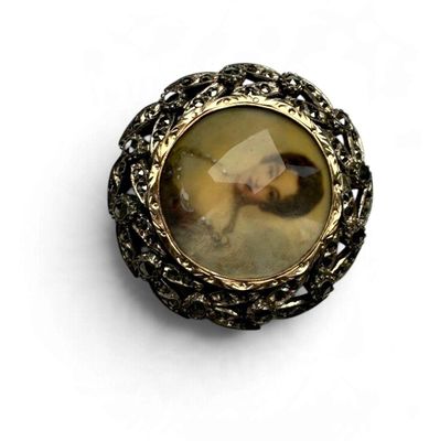 la photo d'une photo représentant une femme en robe portant une broche