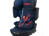 Le siège auto de l'enfant est orné d'un motif Spider-Man.