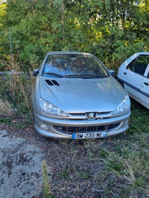 deux voitures garées l'une à côté de l'autre sur le bord de la route