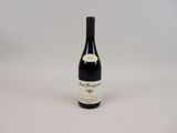 la bouteille de vin est posée sur une surface blanche