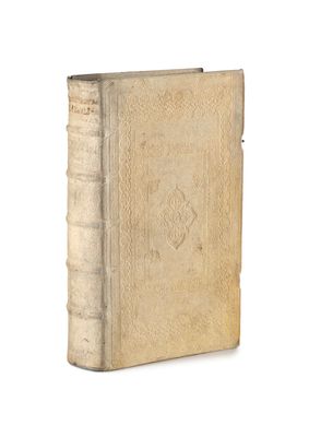 un vieux livre posé sur une surface blanche