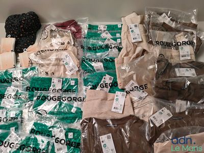 de nombreux types de vêtements différents posés sur la table