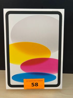 une boîte sur laquelle figure l'image d'un iPad 11 d'Apple