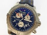 gros plan d'une montre sur une surface blanche