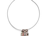 une photo d'un collier orné d'un pendentif de forme carrée