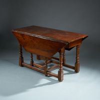 Grande table à volets dite gate-leg en bois teinté à la faço… (photo 2)