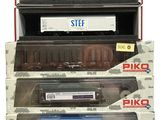 trois boîtes de petits trains empilées les unes sur les autres