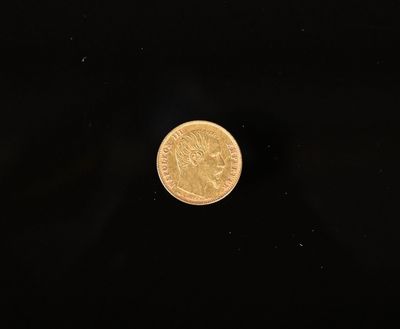 gros plan d'une pièce d'or sur fond noir