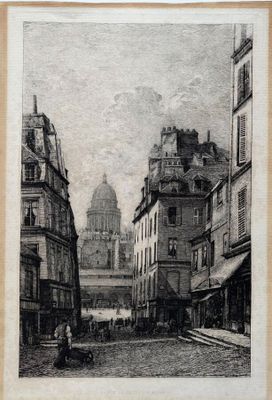 une vieille photo d'une rue avec des bâtiments et une église en arrière-plan