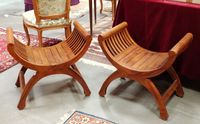 Paire de fauteuils type curule en noyer, les côtés à barette…