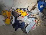 un tas de chaussures et d'autres objets par terre