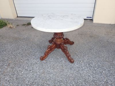 Guéridon rond en acajou reposant sur un piètement quadripode…