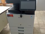 une imprimante posée sur un bureau