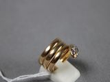 l'image d'une bague en or surmontée d'un diamant
