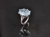 une image d'une bague avec une pierre en topaze bleue