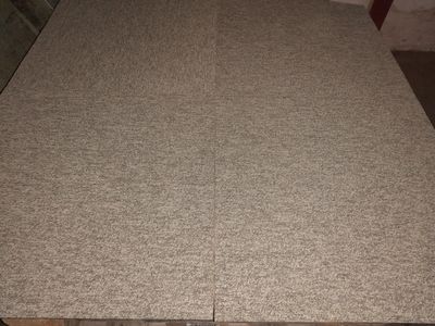 une table en béton avec un plateau en verre