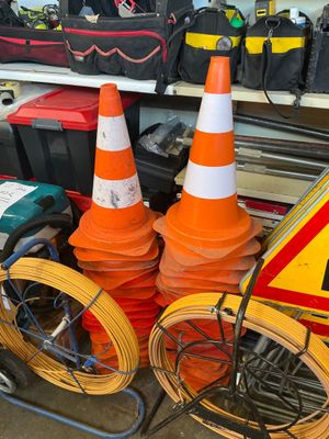 de nombreux cônes orange et blancs posés par terre