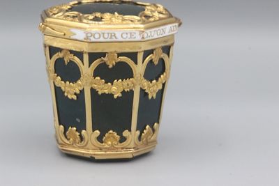 Boite hexagonale en jaspe et or rehaussé d’émail portant l’i…