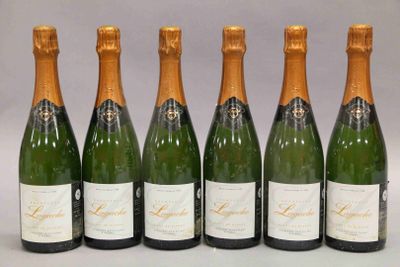 six bouteilles de champagne alignées sur une table